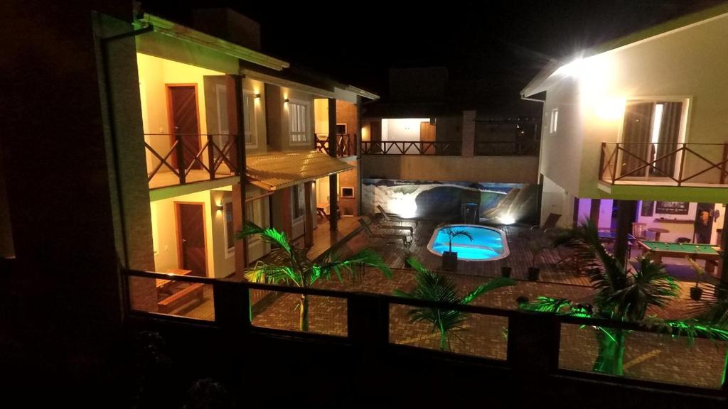 una vista aérea de un edificio por la noche en Residencial Las Flores, en Praia do Rosa