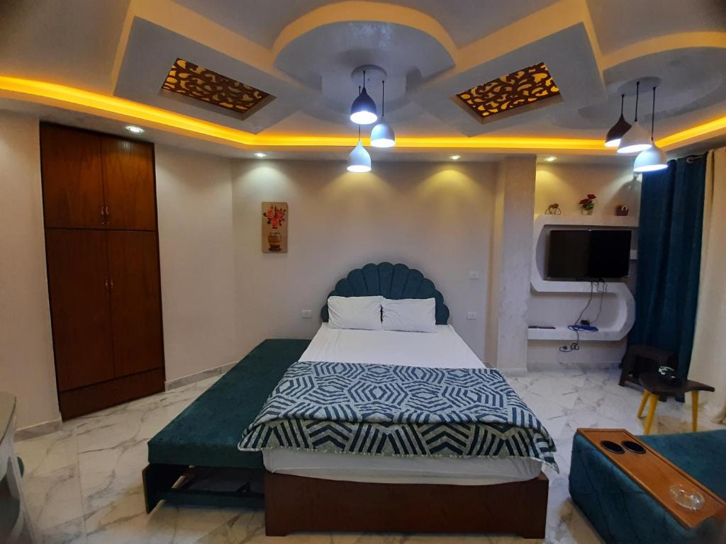 - une chambre avec un lit et une télévision dans l'établissement إستوديو فندقي بورتو سعيد porto said, à Port-Saïd