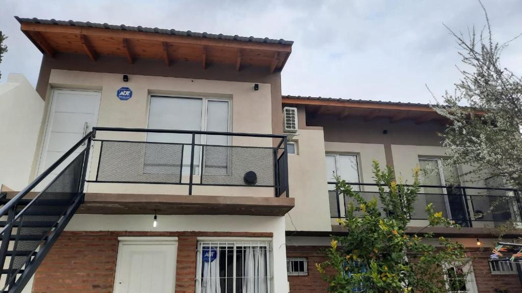 ein Haus mit einem Balkon und einer Treppe in der Unterkunft ballena franca in Puerto Madryn