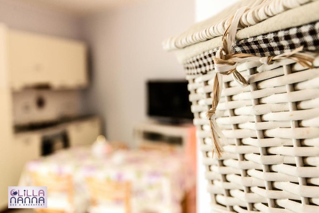 a white wicker basket with a table in a room at Lillananna Reload in Porto SantʼElpidio