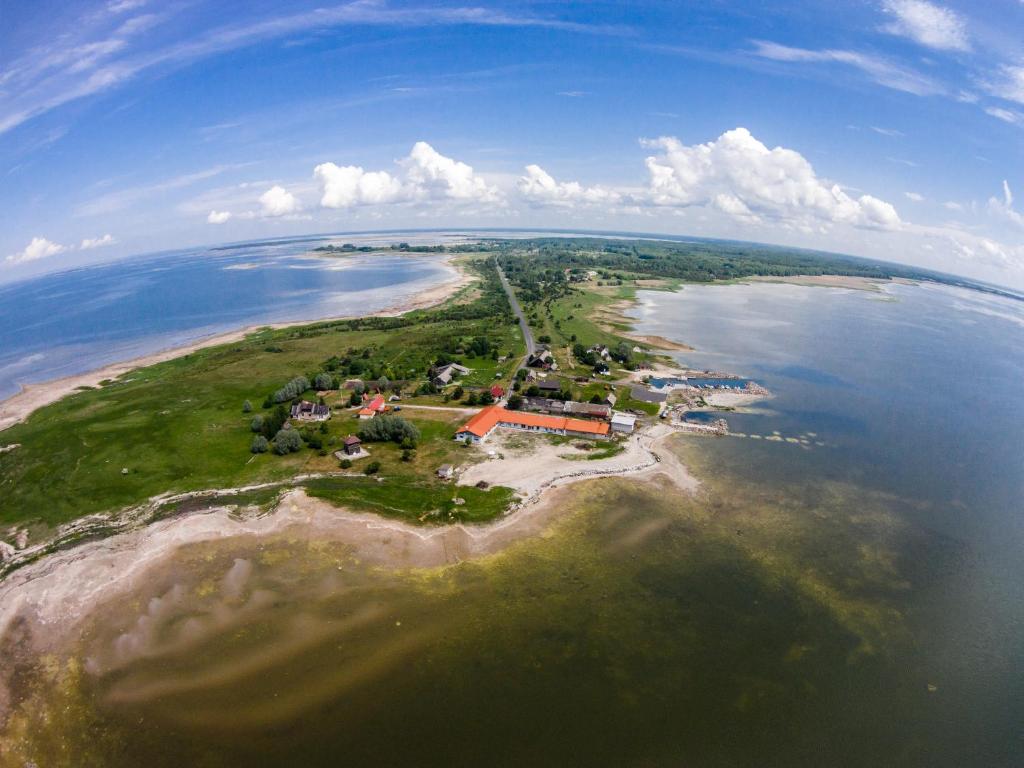 una vista aérea de una isla en el agua en Puise Nina Guest House, en Puise