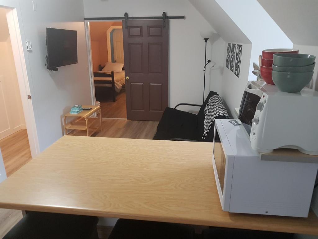 TV a/nebo společenská místnost v ubytování Pines Motel