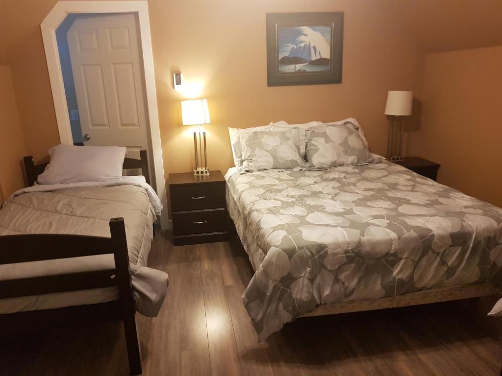Postel nebo postele na pokoji v ubytování Pines Motel