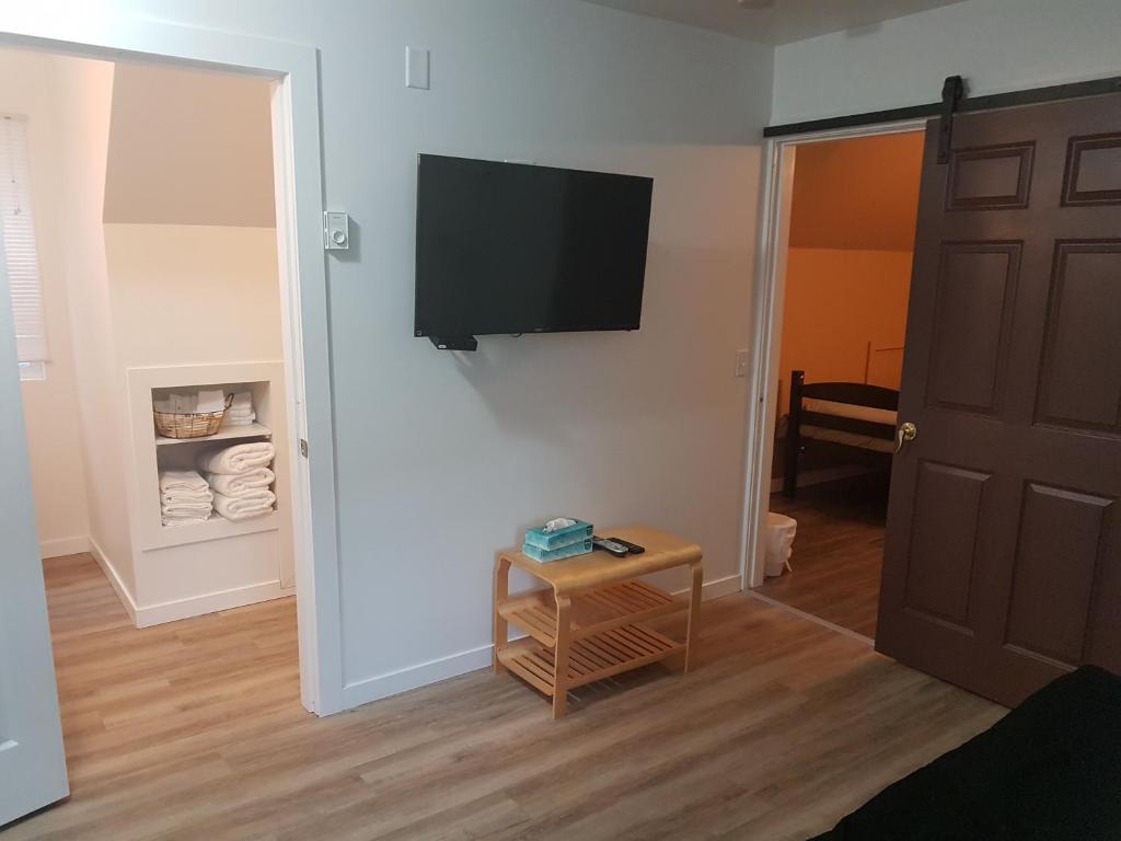 TV a/nebo společenská místnost v ubytování Pines Motel