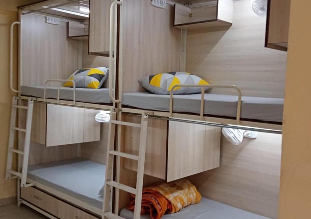 Habitación con 3 literas en una habitación en Abuzz Oxfordcaps Simla, en Shimla