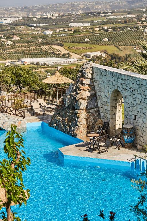 Bazén v ubytování Arolithos Traditional Village Hotel nebo v jeho okolí
