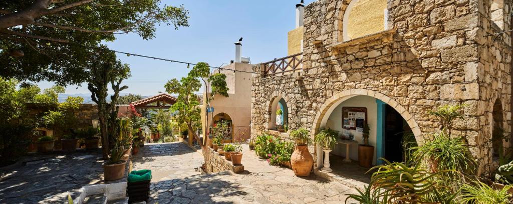 Zahrada ubytování Arolithos Traditional Village Hotel