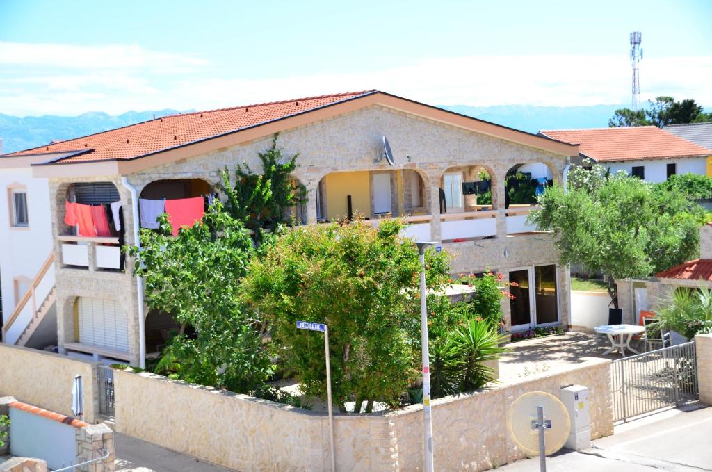 a house with a fence in front of it at Apartements Delfin Vir in Vir