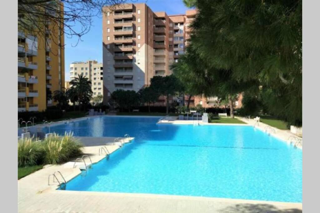 Apartamento con gran piscina de temporada a 200 metros de la playa 내부 또는 인근 수영장