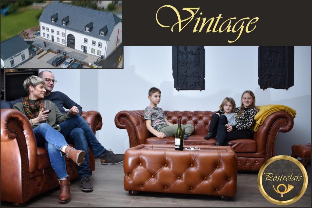 un grupo de personas sentadas sobre muebles de cuero en POSTRELAIS ARDENNES "Vintage", en Oudler