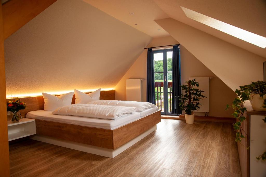 Postel nebo postele na pokoji v ubytování Hotel Zum Klosterfischer
