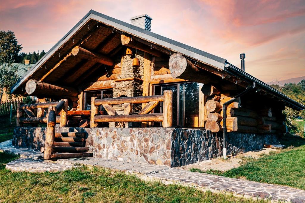 Urych的住宿－Kottege Riverun，小木屋设有木制屋顶