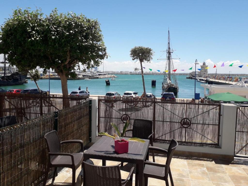 エル・プエルト・デ・サンタマリアにあるApartamento faro Puerto Sherryのマリーナを望むテーブルと椅子