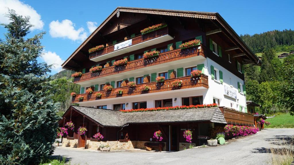 un gran edificio con flores en sus balcones en Esprit Montagne, en La Chapelle-dʼAbondance