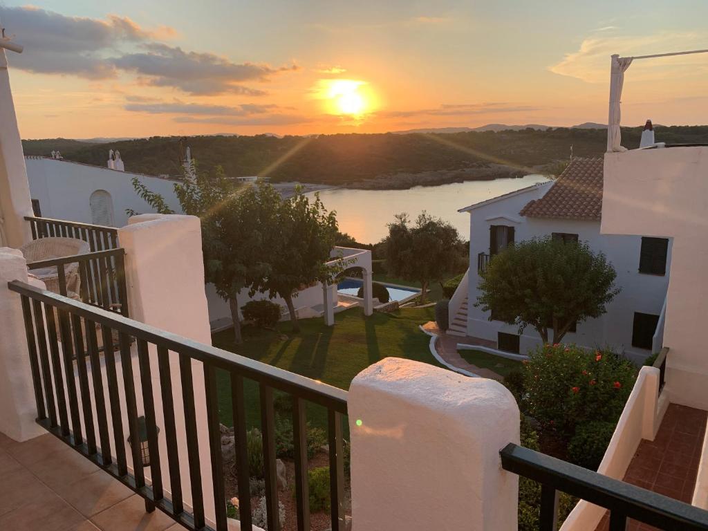 puesta de sol desde el balcón de una casa en Apartamento con preciosa vista al mar y AA, en Son Parc