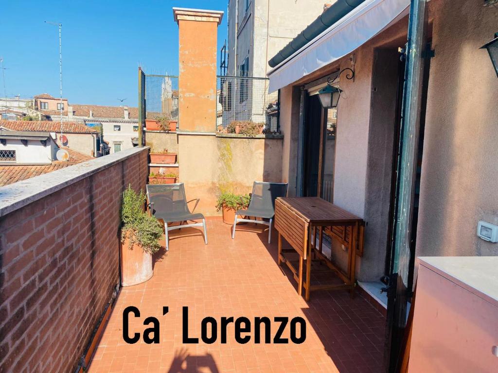 een balkon met stoelen en een tafel in een gebouw bij Le case di Rachele - Ca' Lorenzo e Ca' Raquel in Venetië