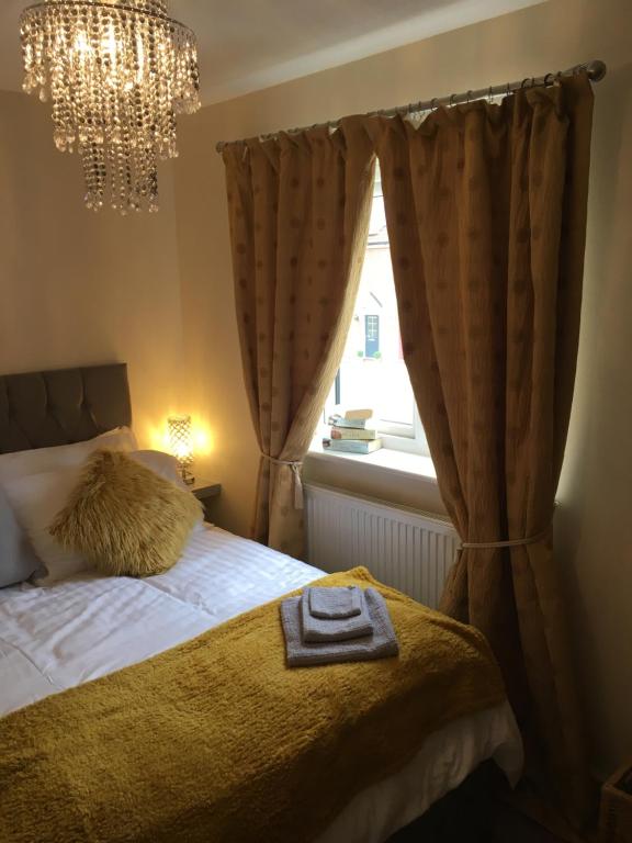Llit o llits en una habitació de Lazy Nest - Sleeps 4 Parking Garden & Hammocks