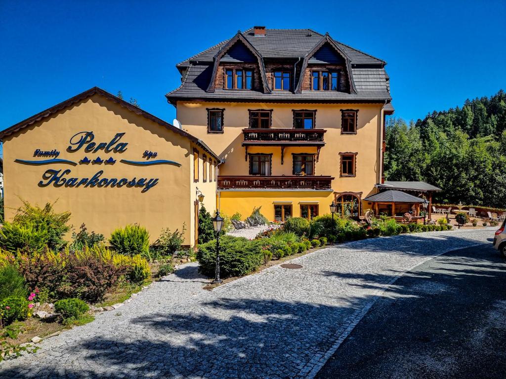 un gran edificio al lado de una carretera en Perła Karkonoszy SPA, en Karpacz