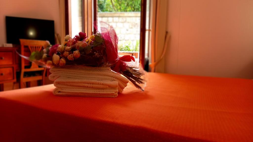um livro com um ramo de flores sobre uma mesa em La Magnolia Sorrento - City Centre Hotel em Sorrento