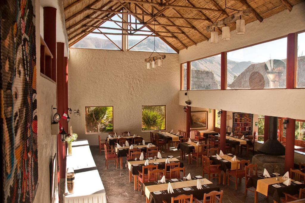 Ein Restaurant oder anderes Speiselokal in der Unterkunft Hotel El Refugio 