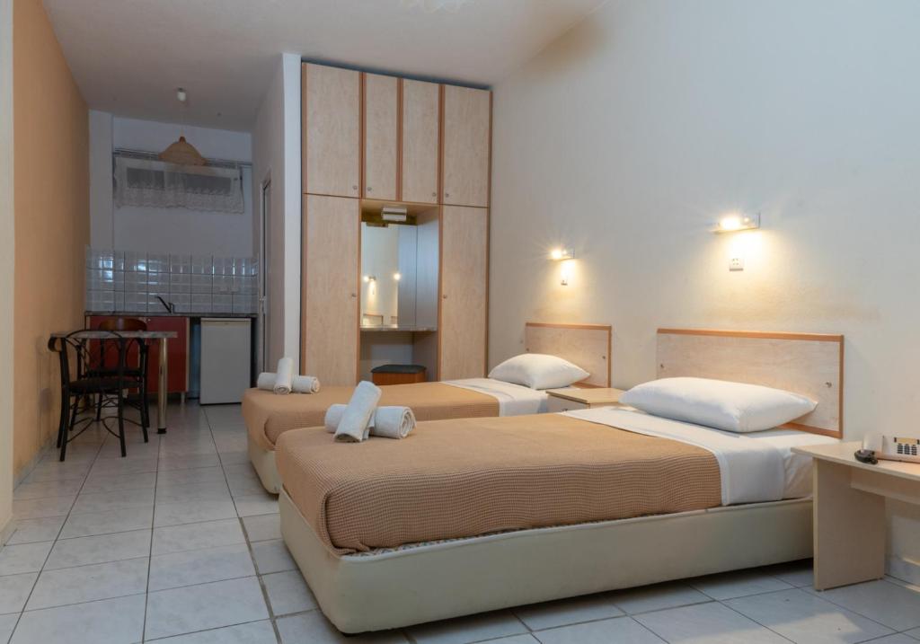 Habitación de hotel con 2 camas y cocina en Estia en Orestiada