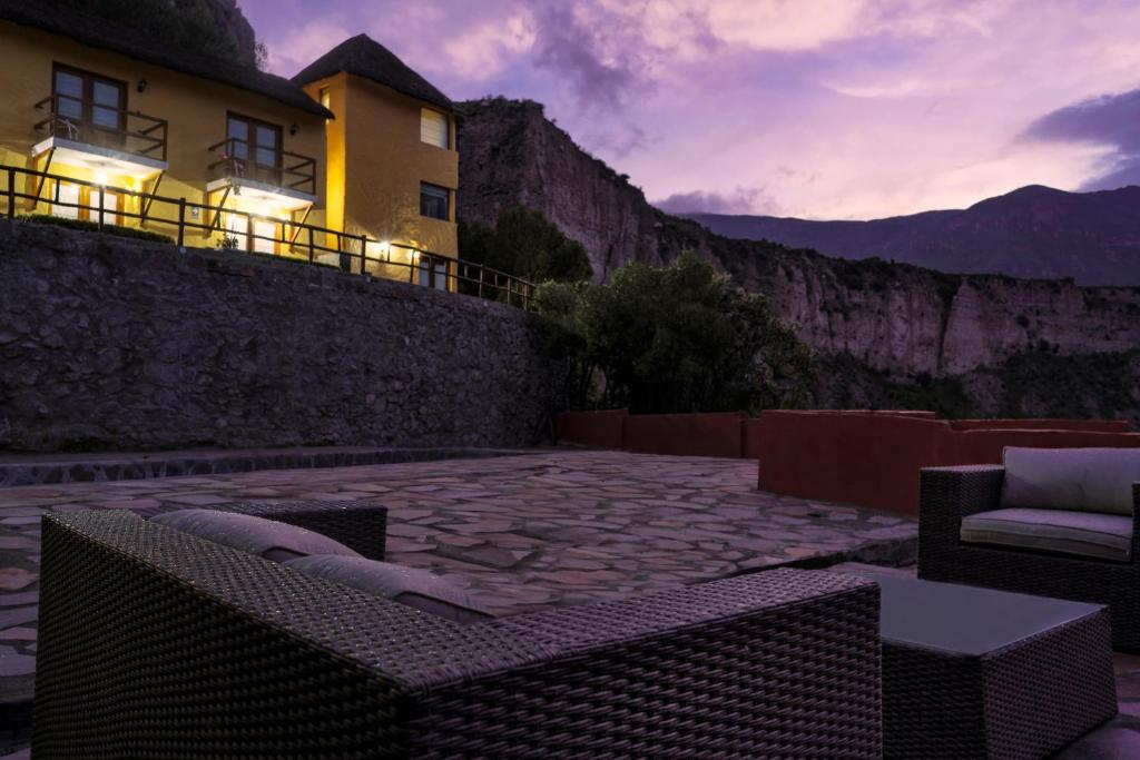 Nespecifikovaný výhled na hory nebo výhled na hory při pohledu z hotelu