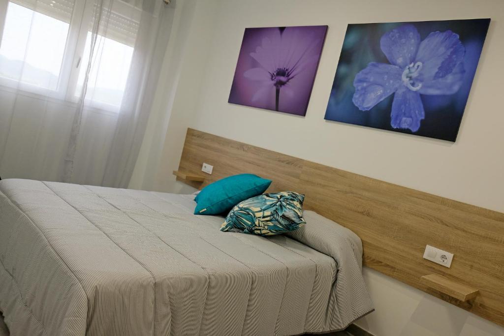 A bed or beds in a room at Gegant de Pedra Apartaments