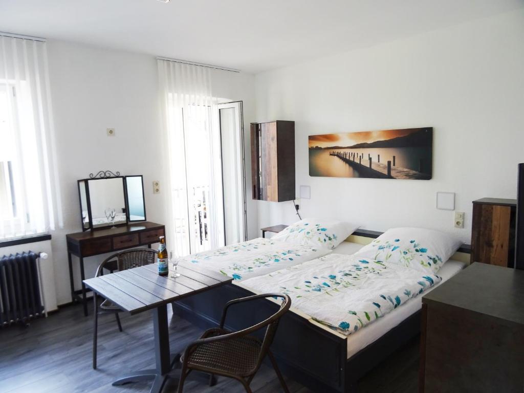 um quarto com uma cama, uma mesa e uma secretária em Eventhotel Ö - Cappuccino em Geiselwind