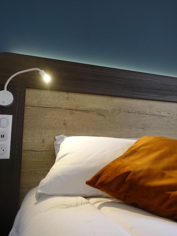 Postel nebo postele na pokoji v ubytování Hôtel - Restaurant Le MITIGANA