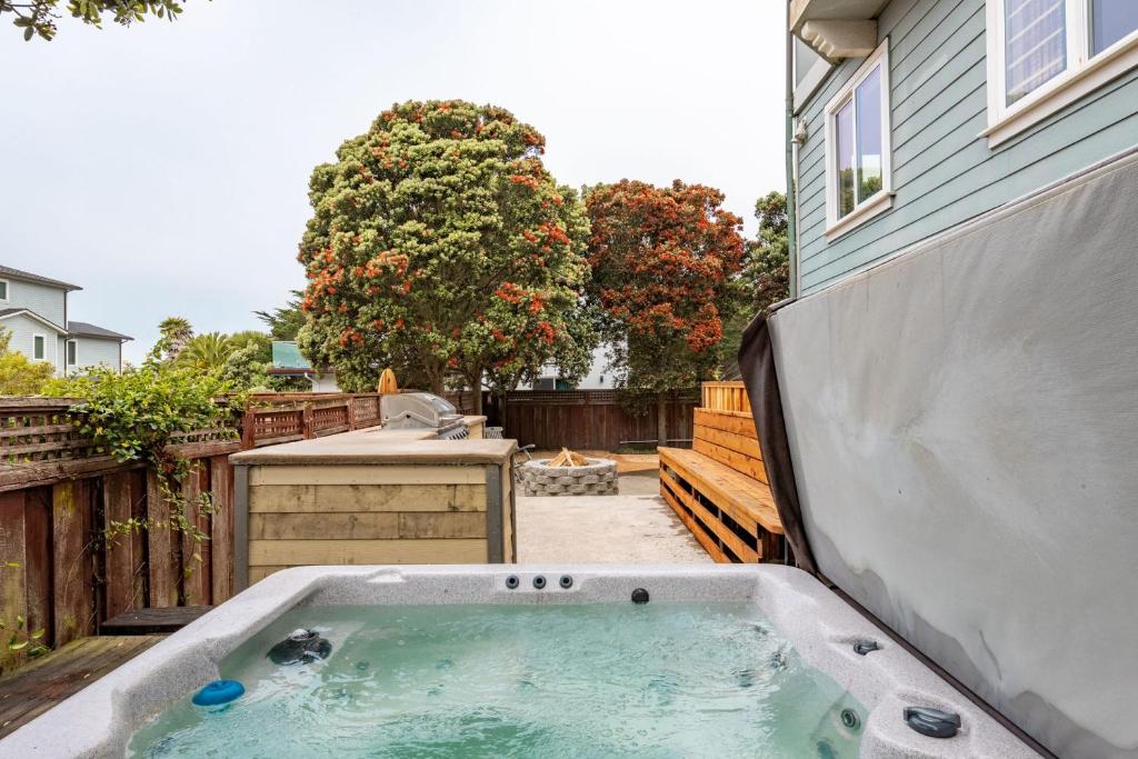 een hot tub in de achtertuin van een huis bij Beach Unit wPrivate Hot Tub Fire Pit BBQ Walk 2 Food & Activities in Half Moon Bay