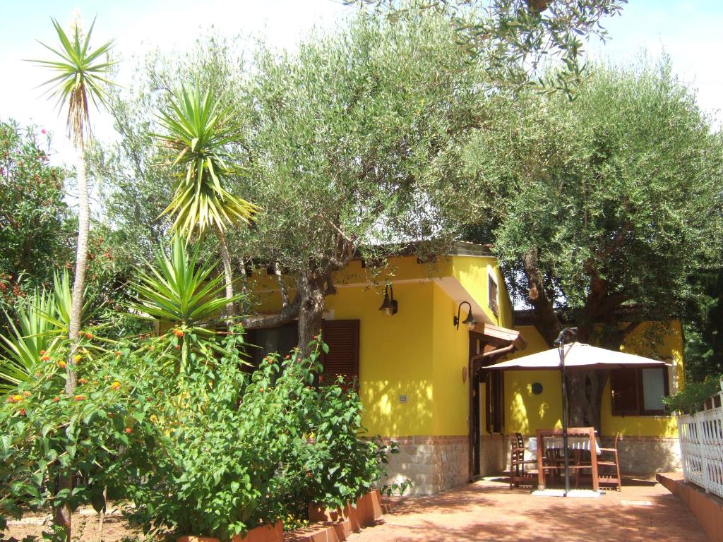 パリヌーロにある"Parva sed apta mihi", Casa Stella a Palinuroの黄色の家
