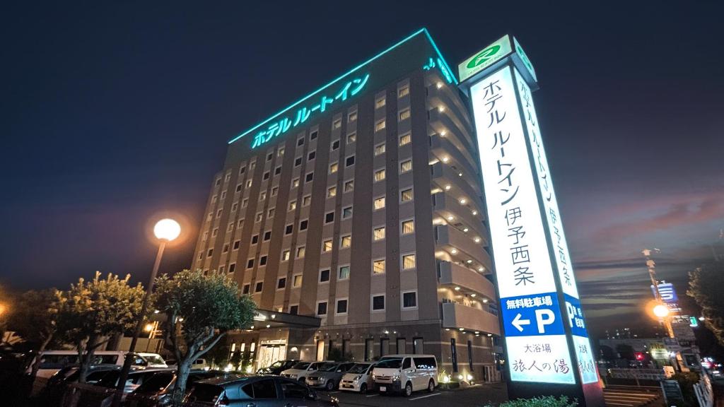 ein Gebäude mit einem Schild, das Grand Hotel liest in der Unterkunft Hotel Route-Inn Iyo-Saijo in Saijo
