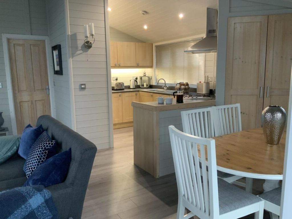 Kuchyň nebo kuchyňský kout v ubytování Holly Blue - Cosy wooden lodge Kippford