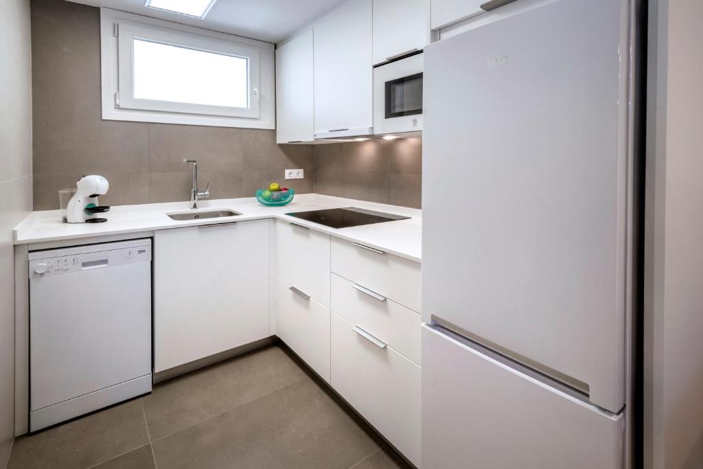 Kuchyňa alebo kuchynka v ubytovaní Rentalmar Salou Playa Family Suites & Pool