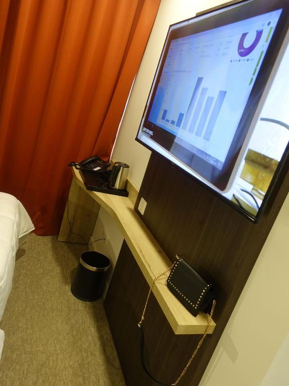 TV a/nebo společenská místnost v ubytování Hôtel - Restaurant Le MITIGANA