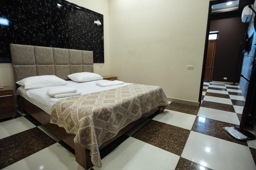 Postel nebo postele na pokoji v ubytování GOLDEN SECONDS Hotel