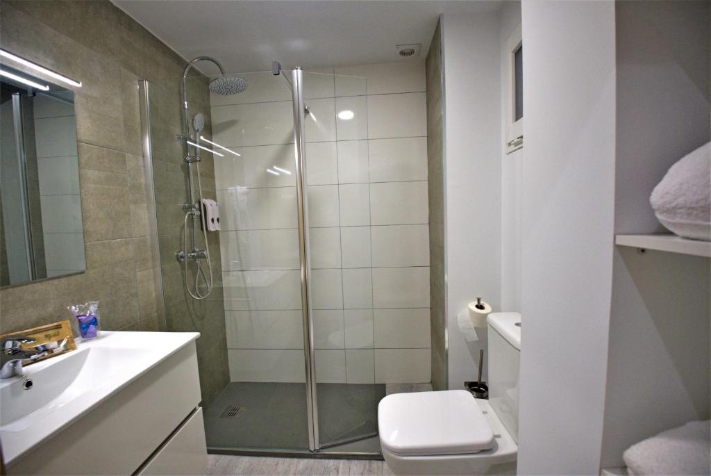 A bathroom at Gegant de Pedra Apartaments