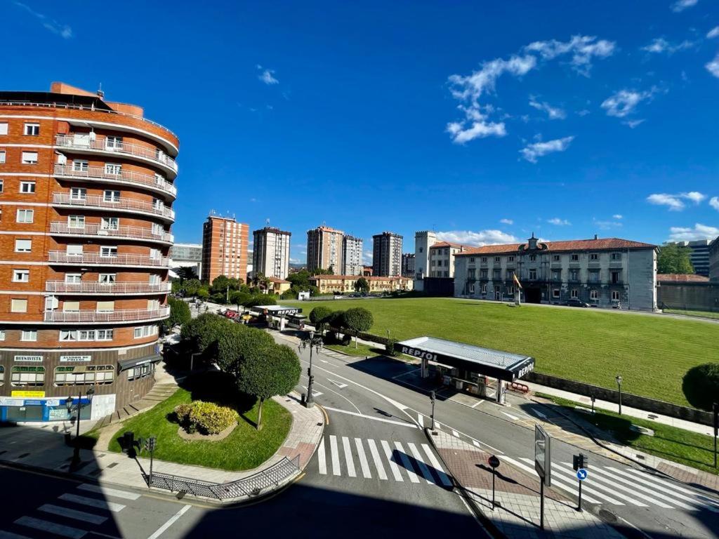 une rue de la ville avec un arrêt de bus et des bâtiments dans l'établissement Apartamento Buenavista, à Oviedo
