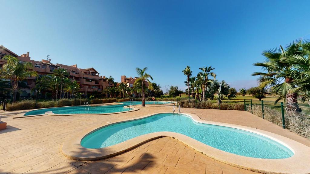 托雷帕切科的住宿－Casa Real - A Murcia Holiday Rentals Property，度假村内的一排游泳池
