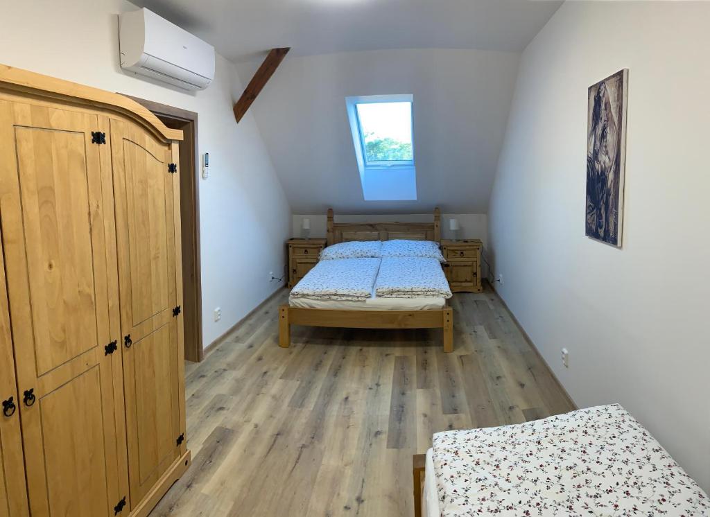 Postel nebo postele na pokoji v ubytování Apartmány Statek Bezdědice