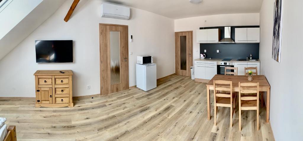 Kuchyň nebo kuchyňský kout v ubytování Apartmány Statek Bezdědice