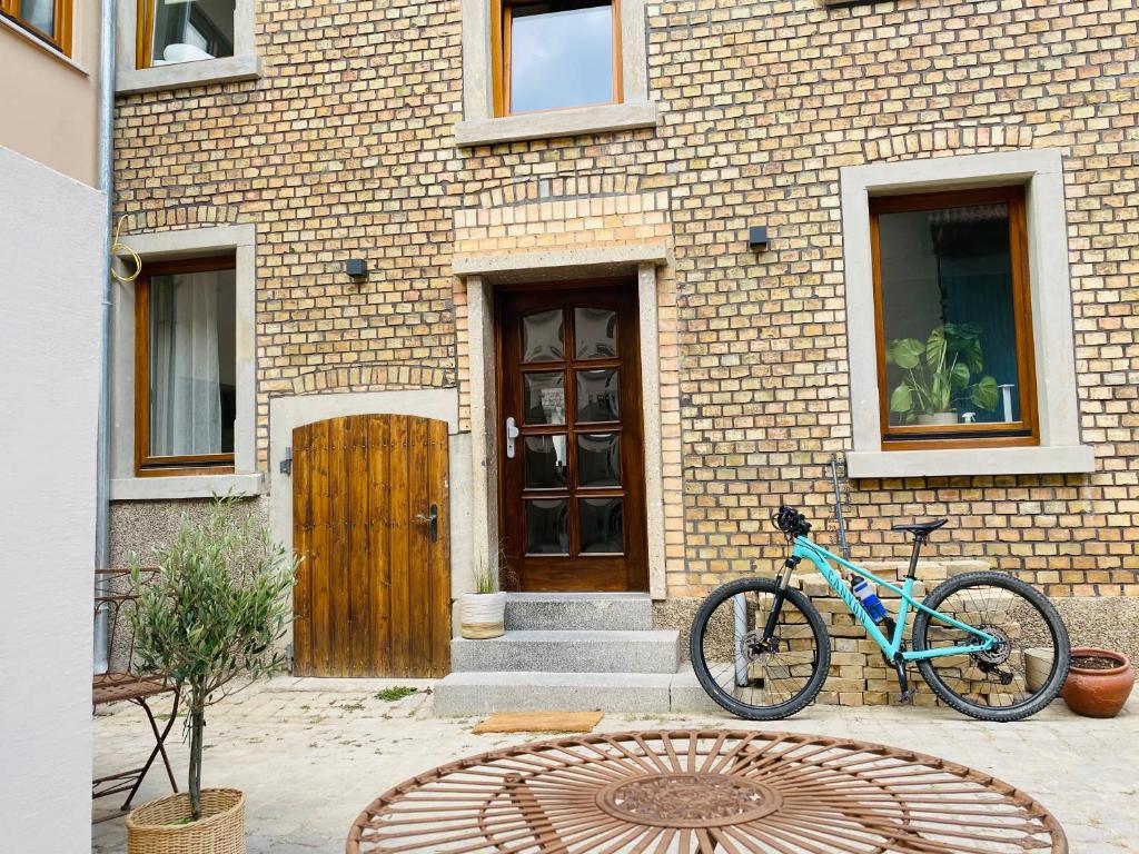 una bicicletta parcheggiata di fronte a un edificio di mattoni di das Höfchen Stadecken a Stadecken-Elsheim