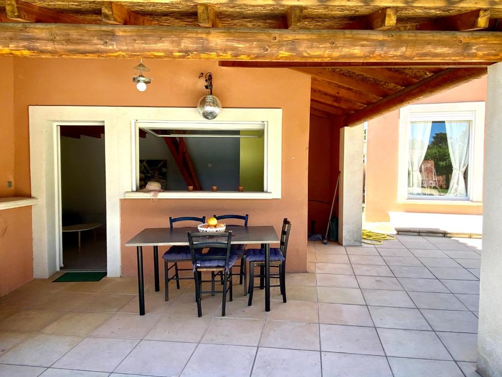 Balkón nebo terasa v ubytování Villa et maisonnette provençales