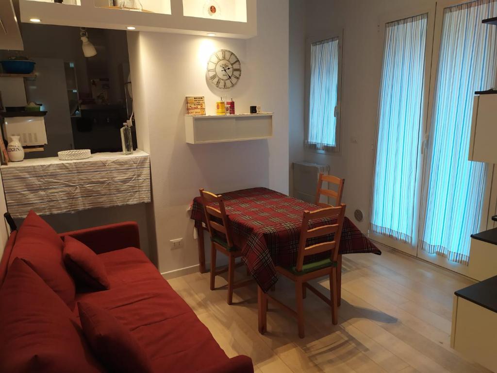 ボローニャにあるLittle Secret Apartment by Wonderful Italyのリビングルーム(赤いソファ、テーブル付)