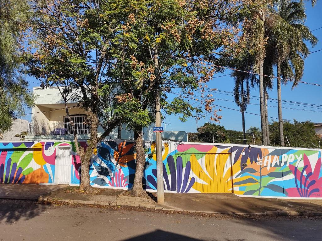 Pousada Happy Inn في كامبيناس: جدار مغطى بالرسومات بجانب شارع