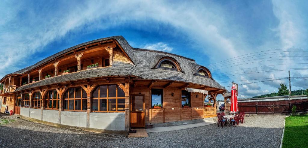 - un bâtiment en bois avec un toit dans l'établissement Casa Buga, à Vişeu de Sus