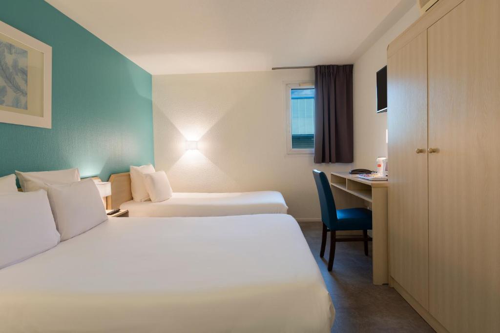 Postel nebo postele na pokoji v ubytování Comfort Hotel Orleans Saran