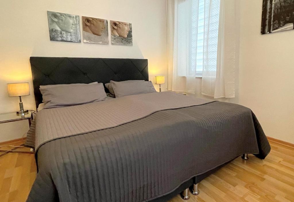 Un pat sau paturi într-o cameră la KLASSIK Design-Luxus-Apartment, Nahe Marktplatz