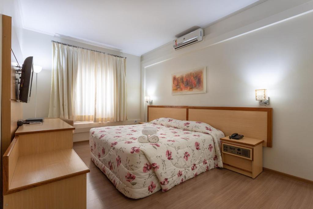 um quarto de hotel com uma cama e uma janela em Hotel Augusta Boulevard em São Paulo