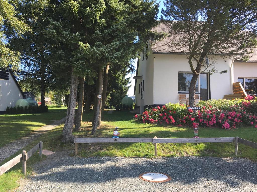 a house with a bench in front of a yard at Ferienhaus Küstelblick in Medebach